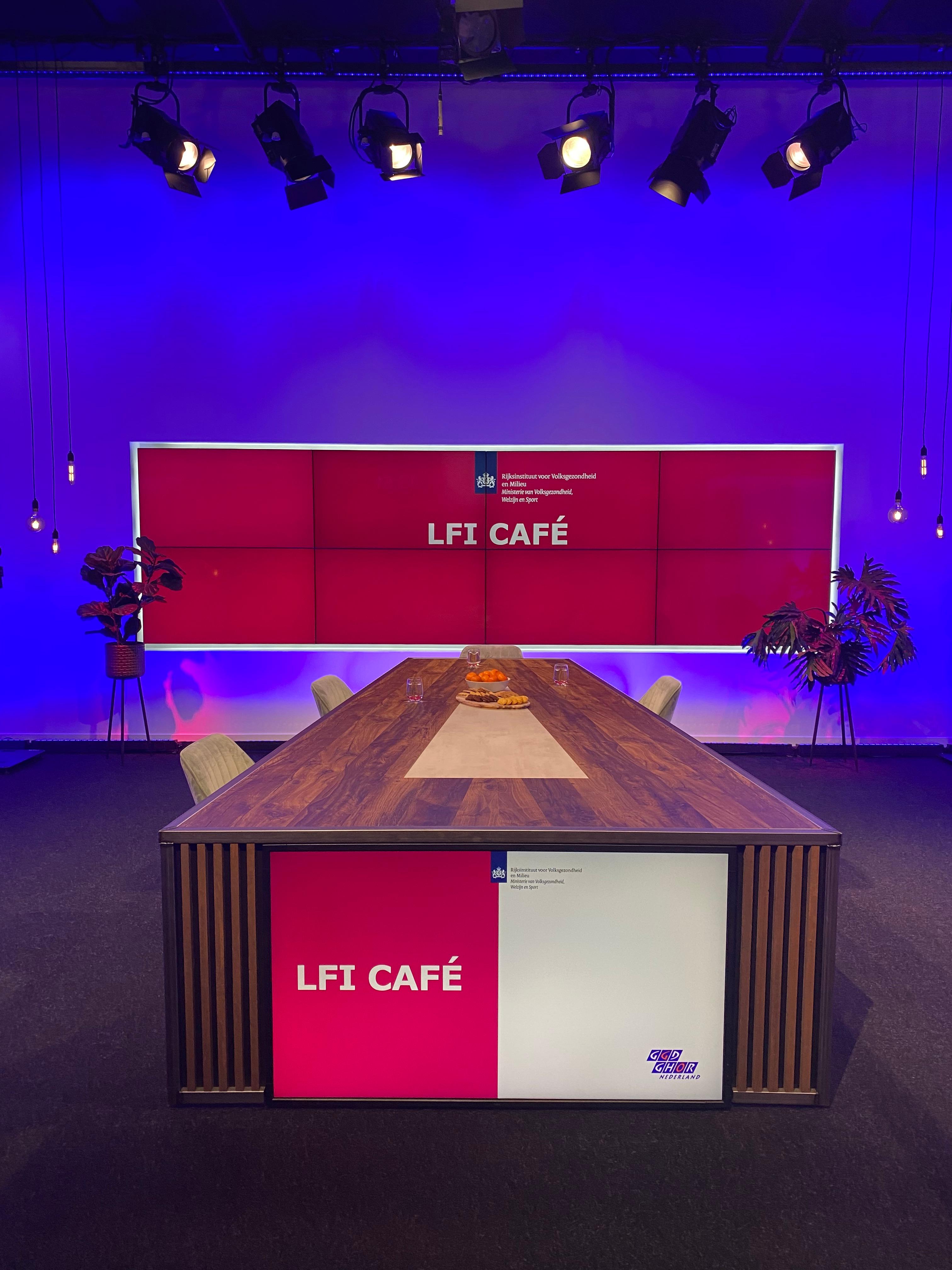 Collega’s Mart de Jong en Laurens van Dreumel organiseren het LFI Café vanuit het RIVM.